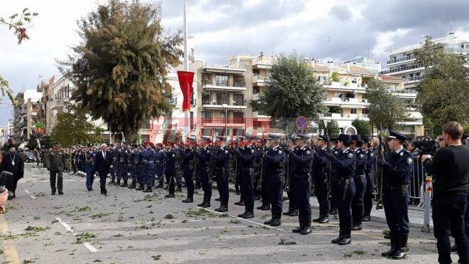 Πάτρα: Συγκλονιστική στιγμή – Οι φαντάροι απαγγέλλουν τον Εθνικό Ύμνο μπροστά από τον Ιερό Ναό του Αγίου Ανδρέα (βίντεο)